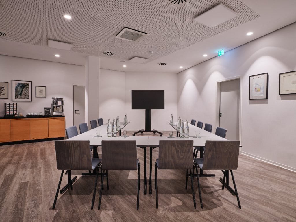 hotel-alexander-plaza-berlin-meeting-13 uform-bestuhlung-mit-monitor-an-der-spitze-im-meetingraum