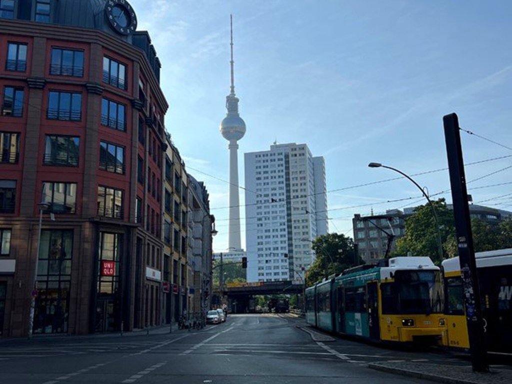 rotes-haus-fernsehturm-tram-berlin