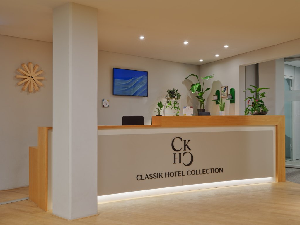 empfangstresen_gruenpflanzen_tv