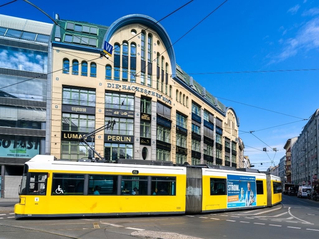 Hackescher Markt mit vorbei fahrender Tram