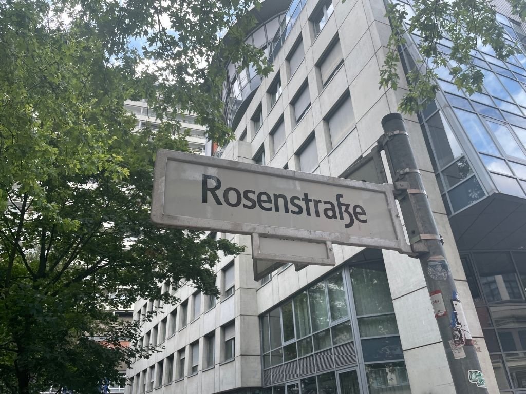 Straßennamen-Schild Rosenstraße