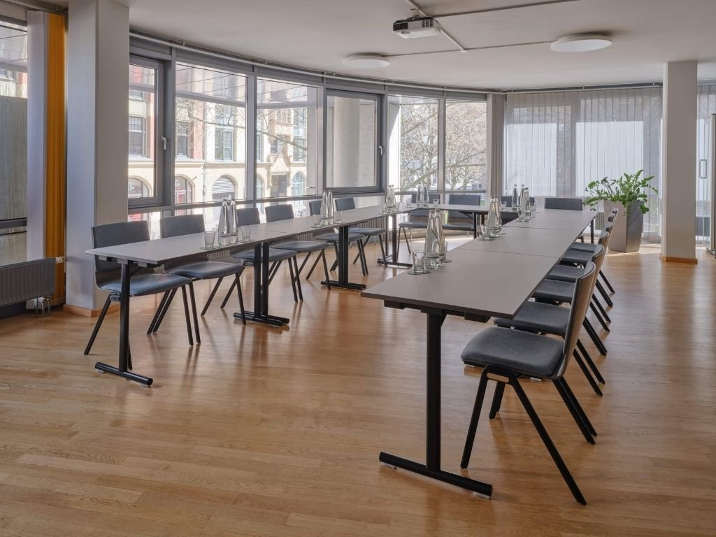 009_BBS_Meeting-Berlin-Mitte Meetingraum mit U-Form-Bestuhlung im Classic Business Space