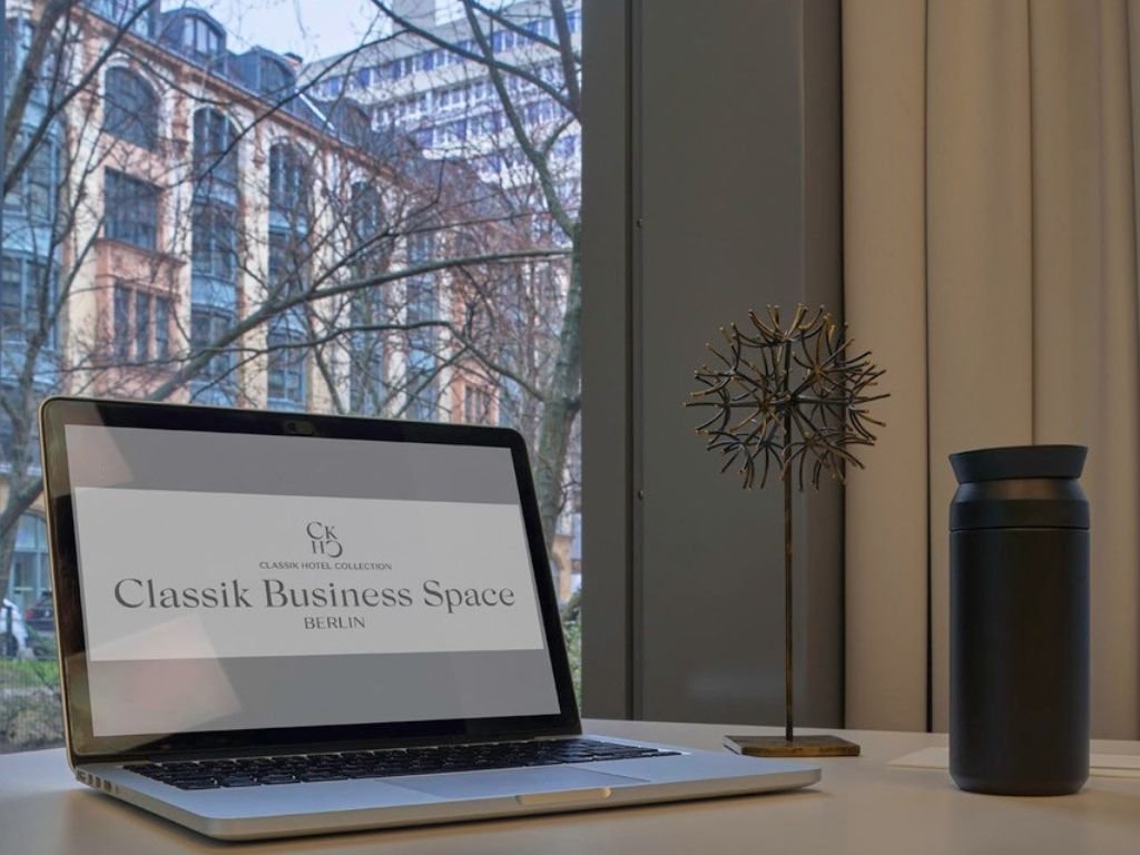 Aufgeklappter Laptop auf Schreibtisch